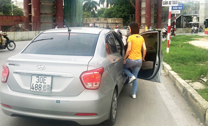 Được gì sau 3 năm Grab, Uber vào Việt Nam? Chiều 24/5, xe Grab 30E-488... bắt khách ngay tại biển cấm xe taxi trên đường Xuân Thủy (Cầu Giấy, Hà Nội). Ảnh: Trọng Đảng.