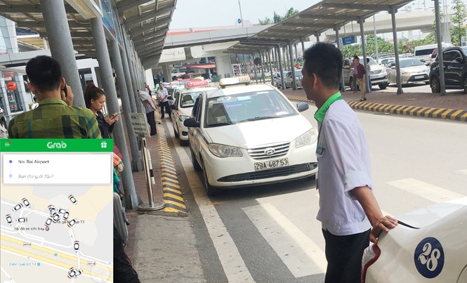 Nhiều địa phương đề xuất dừng thí điểm xe 'tàng hình' Taxi truyền thống xếp hàng nối dài, ít khách vì bị mất thế trận với taxi “tàng hình” tại sân bay. Ảnh: Trọng Đảng.