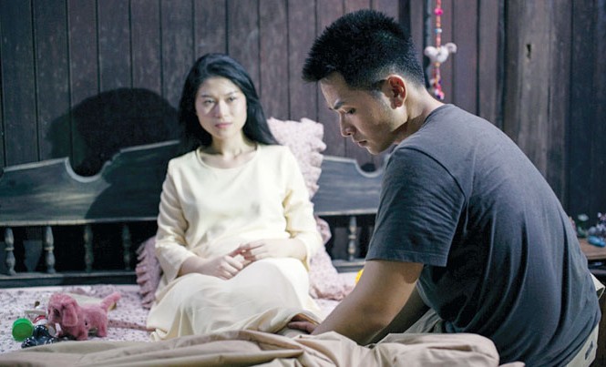Đảo của dân ngụ cư: Giữa dòng khen, chê Cảnh chàng trai trẻ bóp chân cho cô gái tàn tật trong phim.
