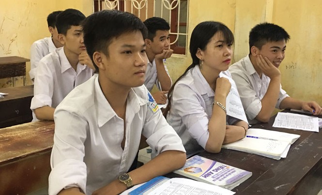 Thi THPT quốc gia 2017: Đề phòng gian lận bằng công nghệ cao Thí sinh trường THPT An Hải tập trung ôn thi THPT quốc gia. Ảnh: Nghiêm Huê.
