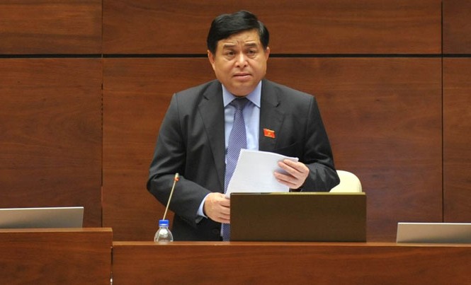 “Bán tài sản nhà nước rẻ như cho”? Bộ trưởng Bộ Kế hoạch & Đầu tư Nguyễn Chí Dũng trả lời chất vấn sáng ngày 15/6. Ảnh: Như Ý.