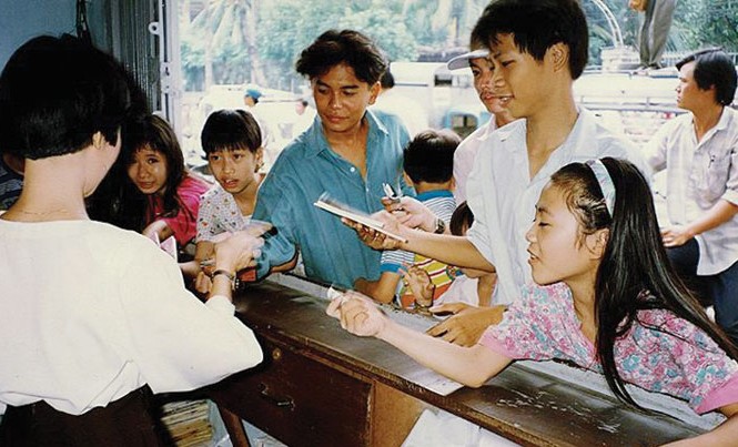 60 năm Nhà xuất bản Kim Đồng: Đồng hành nhiều thế hệ độc giả Hình ảnh thường thấy ở một hiệu sách của NXB Kim Đồng tại Hà Nội năm 1992. Ảnh: Tư liệu.