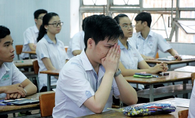 Đề tổ hợp KHTN: Bám sát chương trình, phân hóa được thí sinh Một thí sinh tại TPHCM căng thẳng trước giờ thi. Ảnh : Nguyễn Dũng.