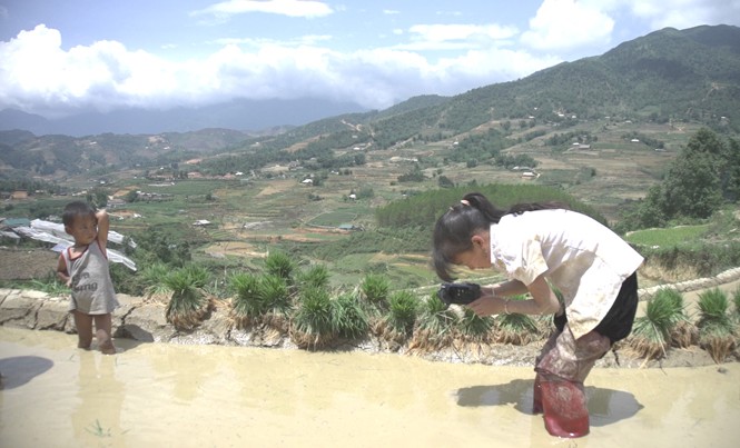 Năm bé gái họ Má học làm phim Khuôn hình cảnh quay người nhà cấy lúa. Ảnh: Má Thị Di.