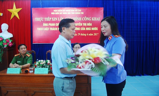 Viện KSND tỉnh Quảng Trị công khai xin lỗi người bị oan Đại diện VKSND tỉnh tặng hoa cho ông Phan Chí Lộc. Ảnh: T.H.