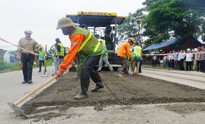 Phí bảo trì đường bộ: Chưa thật sự công khai chi tiêu Dây chuyền bảo trì bằng biện pháp cào bóc tái chế trị giá 80 tỷ đồng do tư nhân đầu tư vừa được Tổng cục Đường bộ cho thử nghiệm. Ảnh: Sỹ Lực.