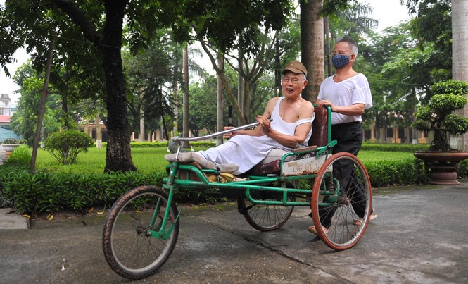 Những cựu binh vượt qua thương tật Đến Trung tâm Điều dưỡng thương bệnh binh Duy Tiên dễ gặp hình ảnh các thương binh sát cánh bên nhau, cùng rèn luyện sức khỏe. Ảnh: Xuân Tùng.