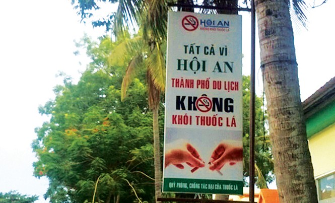 Tác hại của thuốc lá và việc xây dựng môi trường du lịch không khói thuốc Biển hiệu Hội An - Thành phố du lịch không khói thuốc lá được treo khắp nơi trong địa bàn Thành phố.