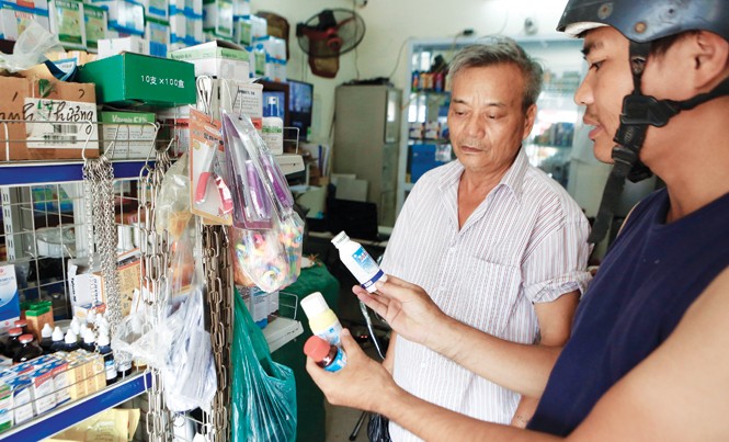 Bùng phát dịch sốt xuất huyết: “Cháy hàng” chống muỗi Người dân mua thuốc diệt muỗi trên đường Trường Chinh - Hà Nội, chiều ngày 25/7. Ảnh: Như Ý.