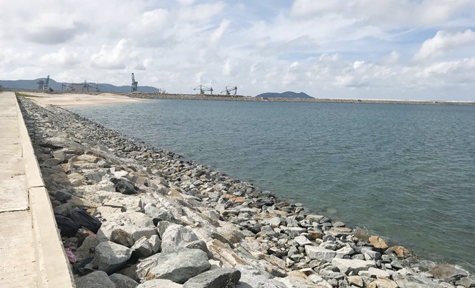 Cty Formosa: Lấn gần 300ha biển để chôn hàng chục triệu m3 xỉ thải Bãi thải lấn biển của Formosa nằm ở phía nam cảng Sơn Dương.