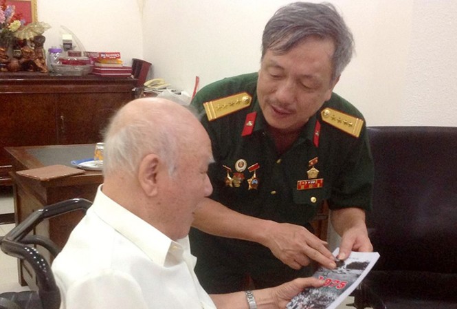 Nhà văn 'lính tăng' Nhà văn Nguyễn Khắc Nguyệt tặng sách đại tá Bùi Tùng, nguyên Chính ủy Lữ đoàn xe tăng 203. Ảnh: Kiến Nghĩa.