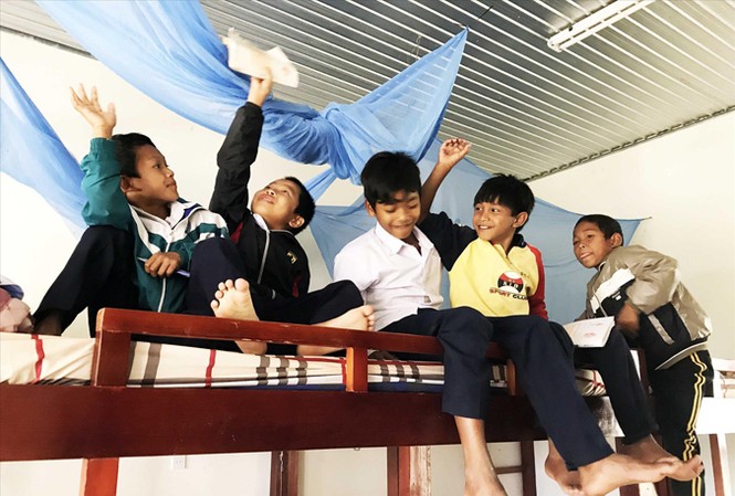 Sự học ở xứ ruồi vàng Phòng lưu trú của HS nam.