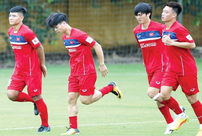 Trước vòng 17: HAGL chật vật đấu Than Quảng Ninh Công Phượng (thứ 2 bên trái) thi đấu liên tục 10 trận đấu cho các ĐTQG trong hơn 2 tháng qua. Ảnh: VSI.