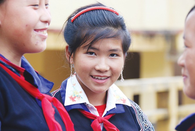 Thầy cô băng rừng, lội suối tìm trò đi học Học sinh trường PTCS Cao Phạ. Ảnh: N.H.