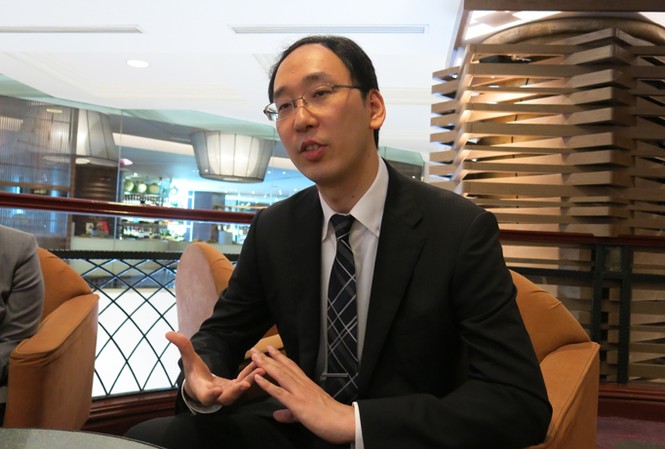 Trung Quốc sẽ phải tính toán lại trên biển Đông TS Kentaro Nishimoto tại cuộc gặp với một số phóng viên tại Hà Nội ngày 11/9. Ảnh: V.A.