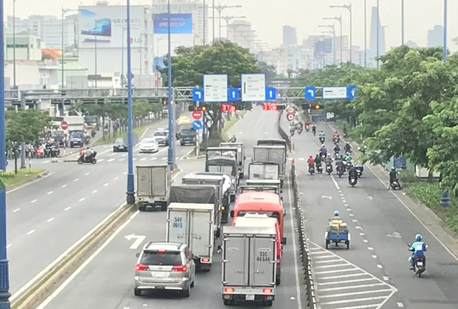 Cận cảnh đại lộ hoãn làm dự án tuyến buýt nhanh Nhiều đèn đỏ ở các giao lộ cả hai chiều. Ảnh: Văn Minh.