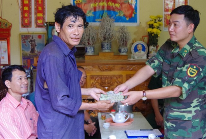 Giúp dân nghèo làm nhà ở Đồn Biên phòng Cửa khẩu quốc tế Lào Cai tặng 30 triệu đồng cho gia đình ông Di làm nhà.
