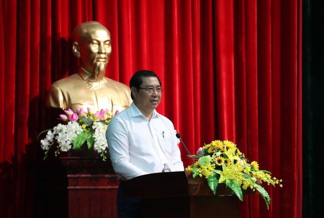 Chủ tịch Đà Nẵng nhắc cán bộ không xao nhãng công việc Ông Huỳnh Đức Thơ trao đổi với cán bộ công chức Đà Nẵng về các việc liên quan đến thành phố.