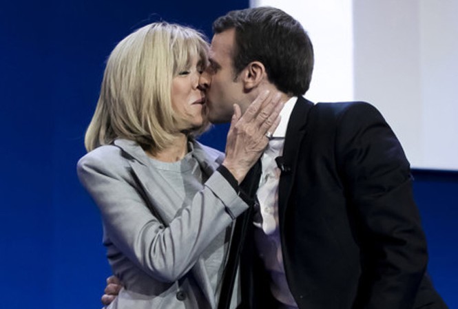 Tổng thống Pháp ca ngợi vợ trên truyền hình Hai vợ chồng tổng thống Macron.