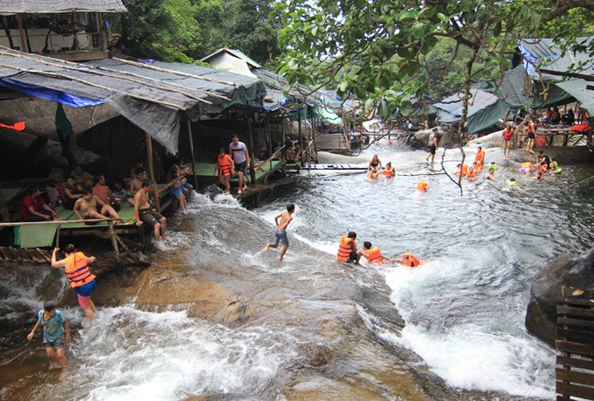 Trải nghiệm Vịnh Lăng Cô Bể bơi đông vui Hói Mít.