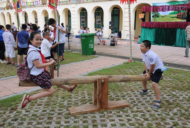 Những điểm đón trung thu hấp dẫn Trẻ em trải nghiệm rằm trung thu tại sân Đoan Môn, Hoàng thành Thăng Long. Ảnh: Bảo Hân.