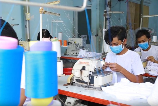 “Cởi” mà không cải cách thì vẫn “trói” Nhiều doanh nghiệp vẫn chưa thể vui dù được “cởi trói”. Ảnh: VP.