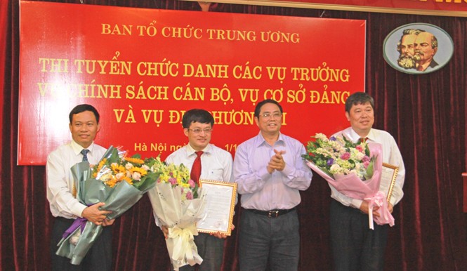 Công bố kết quả thi tuyển vụ trưởng ở Ban Tổ chức Trung ương Ông Phạm Minh Chính, Trưởng Ban Tổ chức T.Ư chúc mừng các thí sinh trúng tuyển. Ảnh: VK.