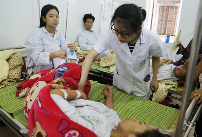 Việt Nam sắp có vắc-xin phòng sốt xuất huyết Nếu kết quả thử nghiệm vắc-xin sốt xuất huyết lần 3 đạt yêu cầu về tính an toàn và hiệu quả bảo vệ, trong năm 2018, vắc-xin này sẽ được lưu hành tại Việt Nam. Ảnh: Như Ý.