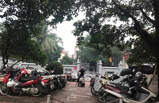 Hà Nội: Nhiều bãi xe chiếm di tích Bãi xe bịt kín cổng vào giếng Ngọc (khi di tích đình Kim Liên).
