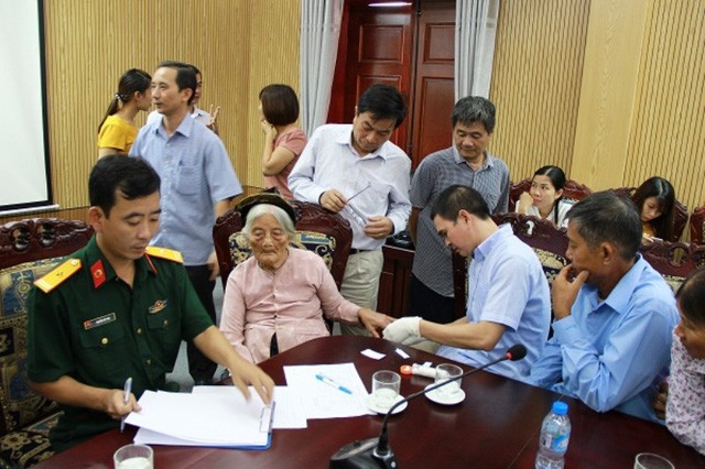 Công bố kết quả giám định ADN thân nhân liệt sĩ Hang Tám Cô Tiến hành lấy mẫu sinh phẩm của thân nhân liệt sĩ Hang Tám Cô để xét nghiệm ADN