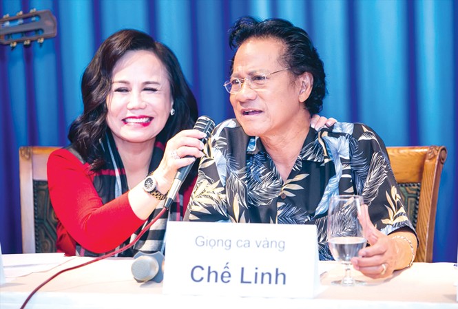 Chế Linh - Thanh Tuyền tái hợp sau 50 năm Thanh Tuyền không những chủ động nắm tay Chế Linh mà còn thuyết phục ông hát ngẫu hứng tại họp báo chương trình Con đường xưa em đi. Ảnh: Hải Bá.