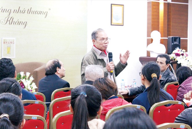Đọc Ma Văn Kháng, tâm hồn tôi dịu đi! Nhà văn Ma Văn Kháng giao lưu với bạn đọc trẻ. Ảnh: Đinh Tị.