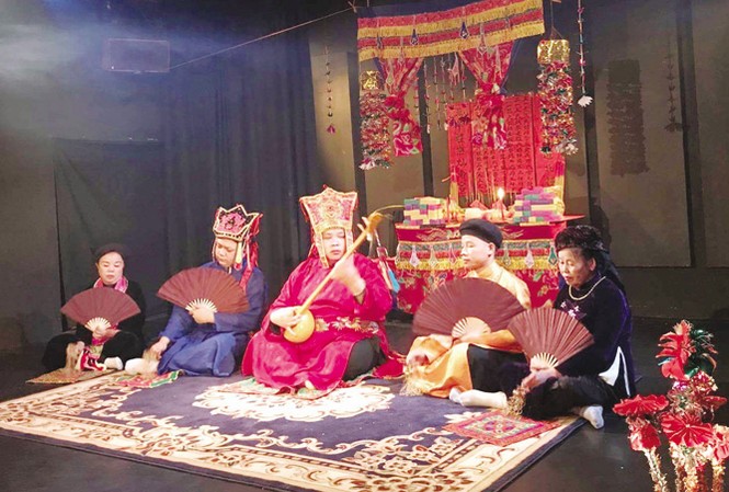 Mang Then đến trời Tây Không gian Then huyền bí ở Paris. Ảnh: Thanh Bách.