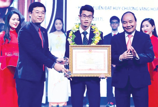Giữ trong tim ngọn lửa cống hiến Thủ tướng Nguyễn Xuân Phúc và Bí thư thứ nhất T.Ư Đoàn Lê Quốc Phong trao Bằng khen cho GMTVNTB 2017 Đinh Quang Hiếu, người đã đạt 2 HCV Hóa học quốc tế.