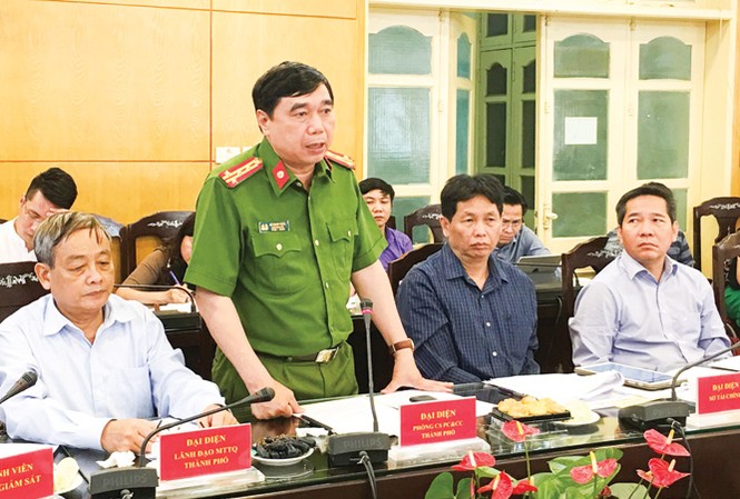 Cháy chung cư: Hiểm họa từ tầng hầm Đại tá Lê Mạnh Tuấn, Phó Giám đốc cảnh sát PCCC Hà Nội. Ảnh: Trường Phong.