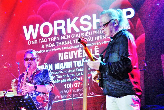 Nguyên Lê - 'Phù thủy' ghi ta Nguyên Lê có thể hòa mình vào nhiều dòng nhạc và nhiều phong cách âm nhạc khác nhau. Trong ảnh là hòa tấu với nghệ sĩ kèn Trần Mạnh Tuấn. Ảnh: Trần Nguyễn Anh.
