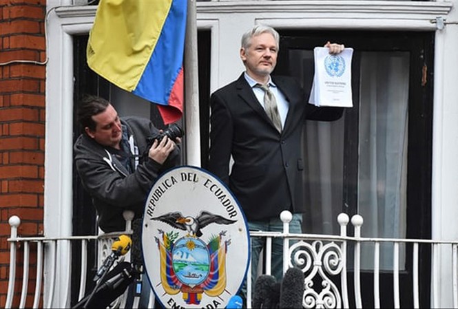 Ecuador muốn “hất” ông chủ WikiLeak ra khỏi đại sứ quán? Ông chủ WikiLeak và cơ hội mong manh ở lại đại sứ quán Ecuador tại London.