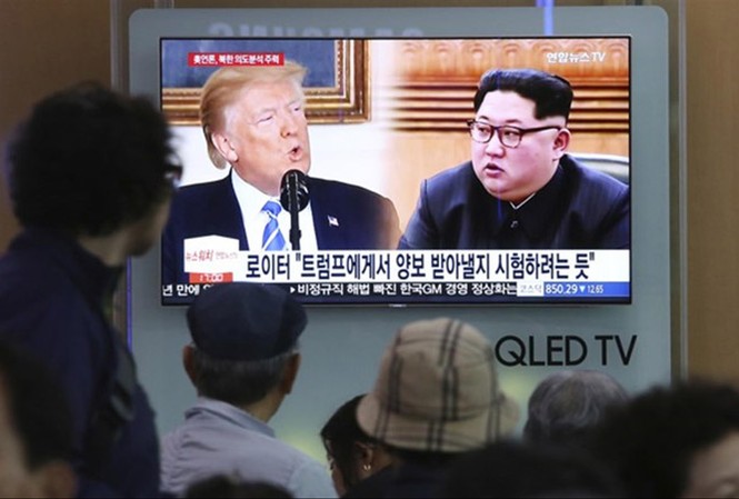 Ông Trump trước nguy cơ trắng tay Người dân Hàn Quốc xem chương trình tin tức về Tổng thống Mỹ Donald Trump và nhà lãnh đạo Triều Tiên Kim Jong-un trên màn hình tại một ga tàu ở Seoul.