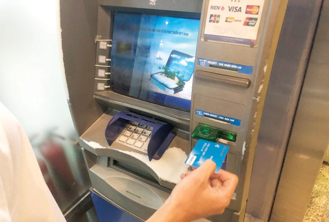 Vào 'chợ đen' thẻ ATM Chưa có quy định xử lý việc sử dụng thẻ ATM giả.