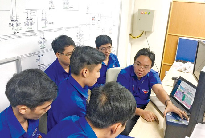 Thủ lĩnh thanh niên với sáng kiến tiền tỷ Lê Duy Phúc (đeo kính, ngoài cùng bên phải) tích cực tham gia các hoạt động lan tỏa cảm hứng sáng tạo, cống hiến cho các bạn trẻ. Ảnh: NVCC.