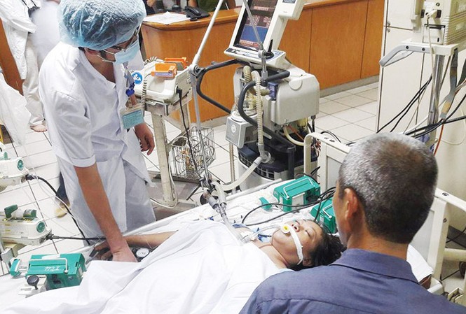 Bệnh nhân tỉnh nghèo chịu giá chạy thận gấp đôi? Bệnh nhân chạy thận ở Bệnh viện Hòa Bình. Ảnh: PV.