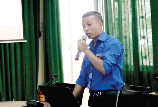 Chàng trai “gỡ rối” Anh Y Duy Byă thuyết trình tại Hội thi Tin học khối cán bộ, công chức trẻ toàn quốc 2017. Ảnh: NVCC.