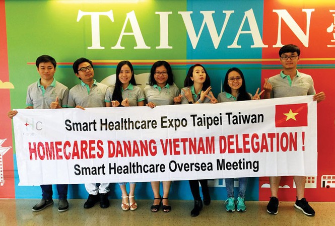 Phòng, chữa bệnh thời 4.0 Các thành viên của Homecares tham dự Diễn đàn Smart City Summit & Expo 2018 vào tháng 3/2018 tại Đài Loan. Ảnh: NVCC.