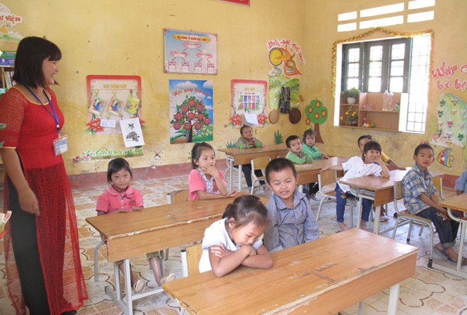 Lương giáo viên thấp hơn lương giúp việc Giáo viên không thể yên tâm công tác khi đời sống không đảm bảo. Ảnh: Nghiêm Huê.
