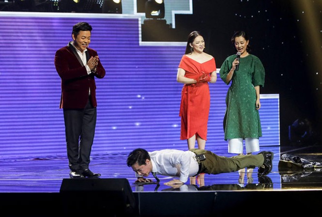 Khi “thượng đế” đòi “đĩa bay” Huấn luyện viên “Thần tượng Bolero 2018” nhiệt tình thể hiện “tài lẻ”: Hít đất 100 cái.