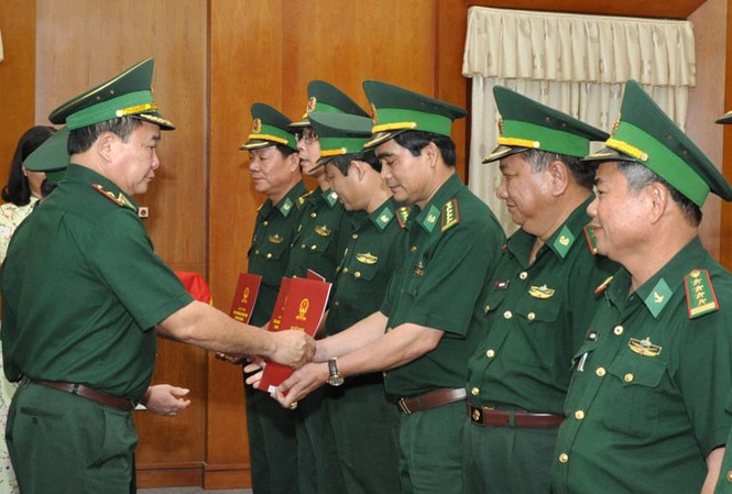 Không tăng cấp tướng khi sửa Luật Công an nhân dân Trao quyết định thăng quân hàm, nâng lương cho sĩ quan cao cấp. Ảnh: Bộ đội biên phòng.