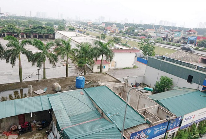 “Nhét” thêm bến xe vào nút ùn tắc Khu vực đất được quyết định làm Bến xe Yên Sở, phía trước là nút giao vành đai 3 - cao tốc Pháp Vân và lọt giữa các khu chung cư,đô thị mới. Ảnh: Phạm Thanh.