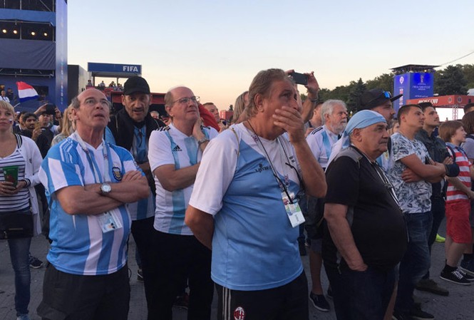 Ký sự World Cup 2018: Chúa không nói tiếng Argentina! Nỗi buồn của các CĐV Argentina dù cũng có mặt ở Nga nhưng không có cơ hội vào sân xem Messi và đồng đội thi đấu. Ảnh: N.P.
