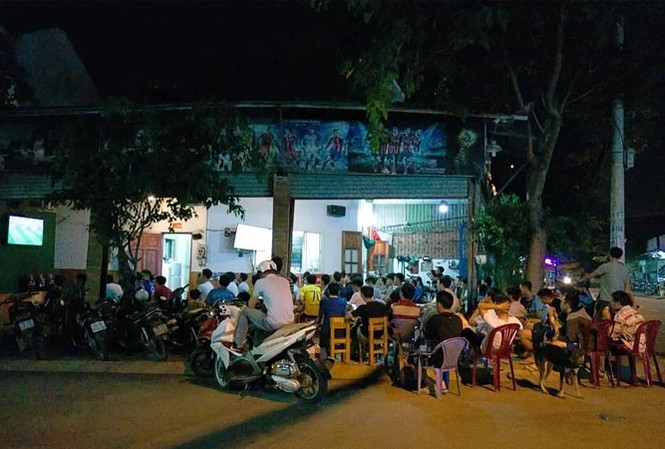 Kỳ 2: Cá độ 'bủa vây' Ðằng sau những trận cầu nghẹt thở là không ít trường hợp sinh viên thua độ, phải cầm cố máy tính, điện thoại. Ảnh: N.T.