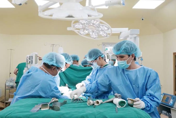 Thêm 6 mảnh đời hồi sinh nhờ hiến tạng Các bác sĩ đang thực hiện ca ghép thận.